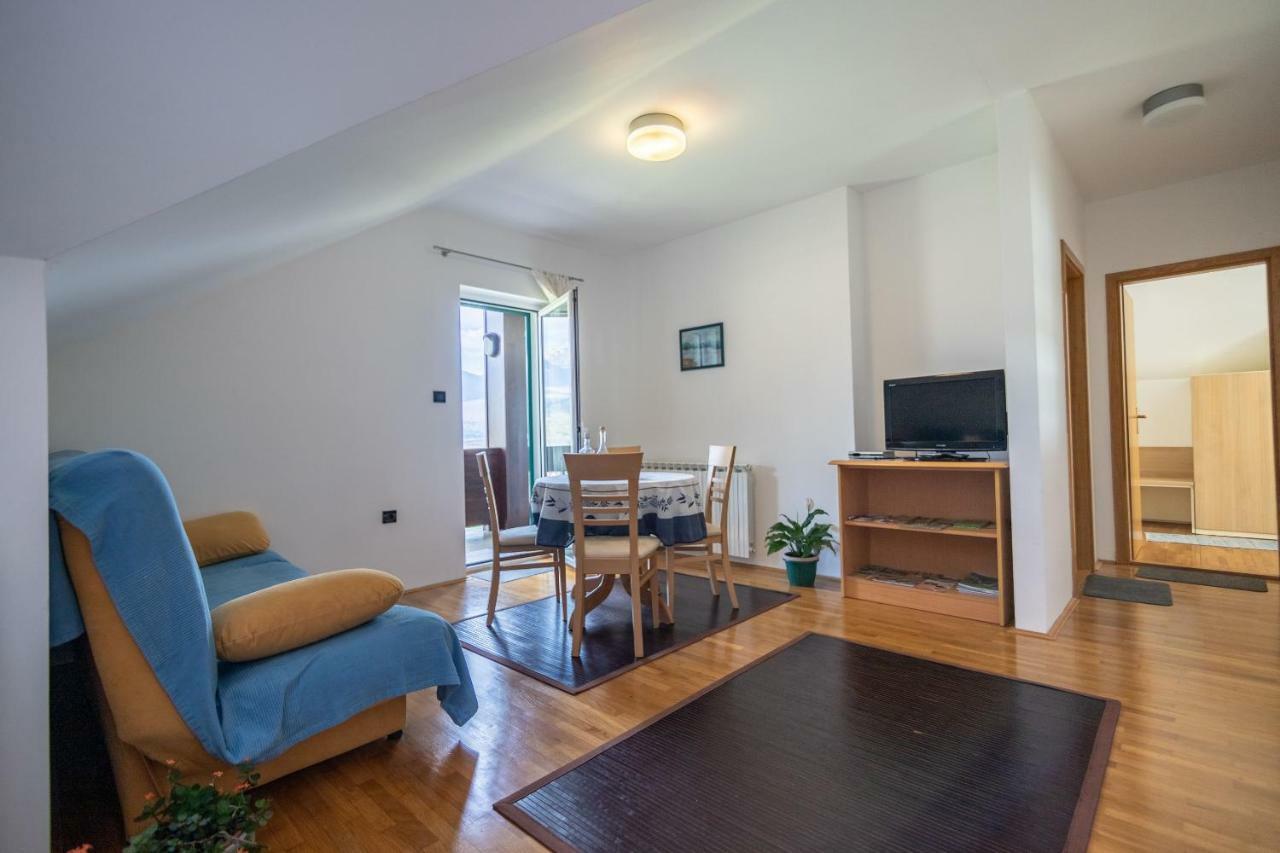 Apartments And Room Robert Korenica Exterior photo